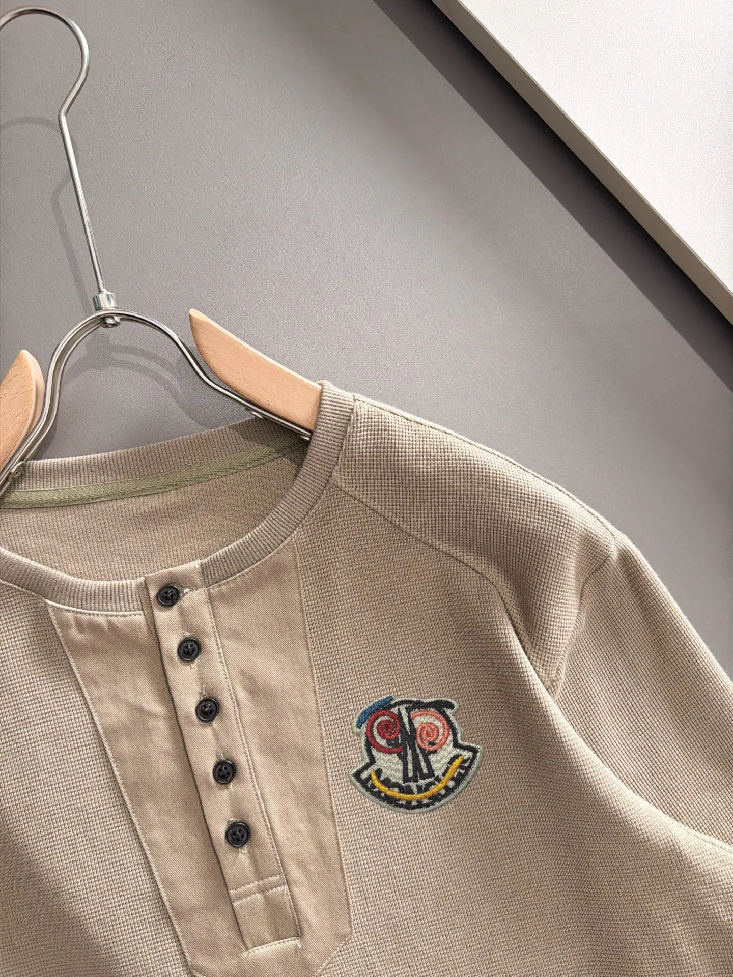 Mengkou's exclusive first release of the 2026 autumn and winter New Arrival sweatshirt long-sleeved men and women. Same Style. Many stars have the same style. Craftsmanship that cannot be copied by ordinary small workshops. We are not afraid of any challenges in terms of materials, detail restoration and craftsmanship, just to provide you with wonderful products. Compare the top Original versions at will. No expense is spared just to make it better. Unique imported fabric feel. Purely imported German machine production. Precision operation. Thousands of needles density. A full set of New Arrival accessories with three standards can be customized simultaneously. Versatile upper body is fashionable, a perfect choice for autumn and winter, and a must-have item. Sizes table: M-4XL (please state your height and weight when placing an order)